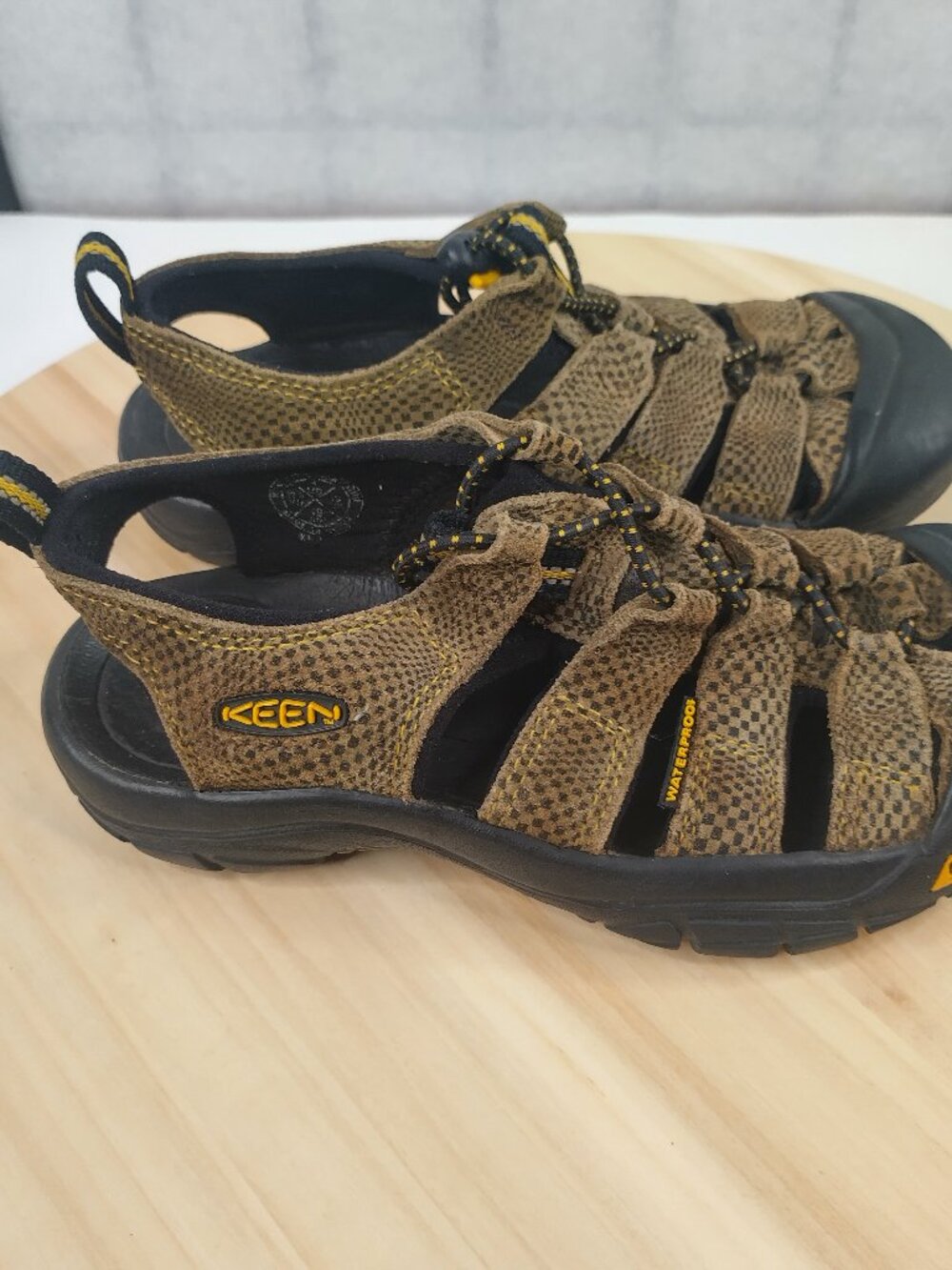 Keen Brown Slip-on Hiking Waterproof Summer Shoes Boys Youth US 1